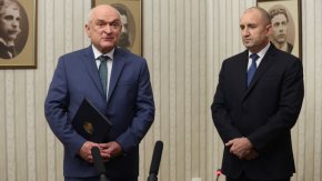 Номинираният за служебен премиер Димитър Главчев коментира на излизане от президентството, че към момента не вижда кой би го убедил да прави промени в предложения от него състав на кабинет.