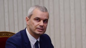 Софийският районен съд оправда лидера на "Възраждане" Костадин Костадинов по обвинението за предаване на заблуждаващи знаци за тревога за твърдение, че в Държавният резерв липсва сериозно количество сирене и кашкавал.