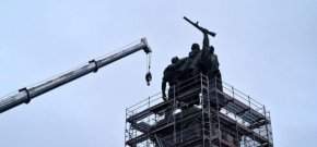 Магистратите от Върховния административен съд обезсилиха разпореждане на Административния съд София-град за спиране на демонтажа на бронзовите фигури на „Паметника на Съветската армия“, съобщиха от съда.
