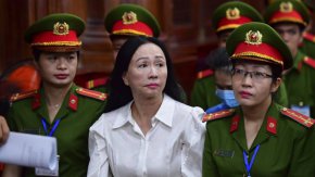 Народният съд във виетнамския град Хошимин постанови смъртна присъда за 67-годишна бизнесдама, извършила най-голямата финансова измама в историята на страната, съобщи Би Би Си.