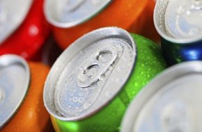 Депутати предлагат да се забрани продажбата и предоставянето на енергийни напитки на деца, включително онлайн.