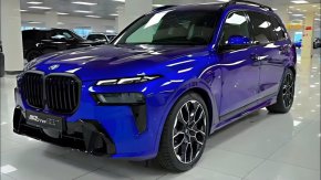 BMW X7 може и да закъсня с модното си присъствие на партито на пълноразмерните луксозни SUV автомобили - за първи път бе пуснат в продажба през 2019 г. - но не си губи времето да си извоюва място във ВИП списъка.