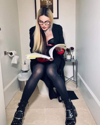 Мадона и от тоалетната