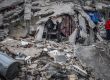 Сирийски цивилни работят за спасяването на хора, затрупани под разрушена сграда в Идлиб, Сирия, в понеделник