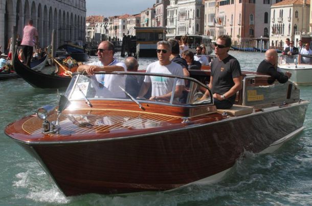 Клуни се кара сам с моторница във Венеция