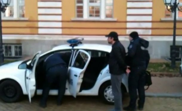 НСО арестува художник за въпрос към Плевнелиев