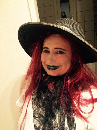 Соня Йончева се маскира за Хелоуин