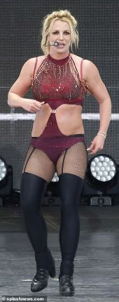 Бритни Спиърс със секси гащета на концерт в Тексас