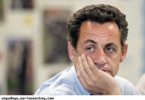 Мошеници са теглили пари от личната банкова сметка на френския президент Никола Саркози, след като успели се снабдят с пин кода на картата му, съобщава "Журнал дю Диманш", като отбелязва, че става дума за малки суми.