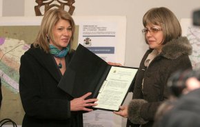 Нона Караджова връчи официално решението за минералните извори на Йорданка Фандъкова
