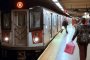 Жена бутна непознат под метрото в Ню Йорк