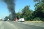 Кола в движение се самозапали и изгоря