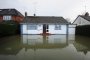 Британците продължават да бедстват, река Темза с рекордно ниво