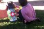 Жена напръска с газов спрей майка и бебе в парк