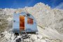 Мини-хижа в суровите Алпи издържа на ветрове със скорост 200 км/ч