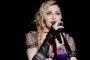   Мадона пее на финала на Евровизия