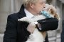  Борис Джонсън даде целувка на кучето си пред избирателна секция в Уестминстър