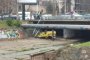 Такси падна в коритото на река в София, има ранен 