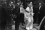 Елизабет Боуз-Лайън, майката на кралицата, напуска Bruton Street в деня на сватбата си през 1923 г. 