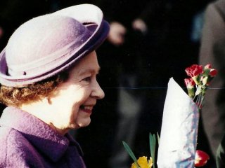 Появиха се новооткрити снимки на които кралицата се усмихва с