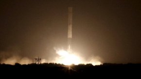 Ракета Falcon 9 на SpaceX стартира от Флорида през 2015 г