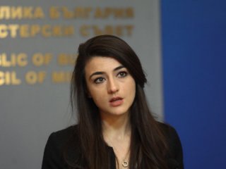 Лена Бориславова говорителка на кабинета Петков България има много боеспособна