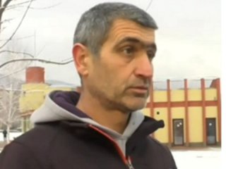 Мъжът на починалата 44 годишна жена пред Спешното отделение във Враца