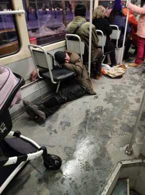 Пътник заспа в трамвая