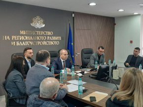 Министър Гроздан Караджов на среща с българските превозвачи, на нея имаше дискусия с всички заинтересовани страни преди да се правят каквито и да е стъпки за промяна в обхвата и цените на тол системата