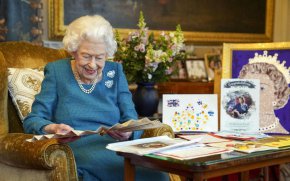 Кралица Елизабет отбелязва тихо 70 години