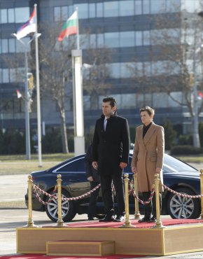  Българският премиер Кирил Петков на брифинг след срещата си със сръбския си колега Ана Бърнабич