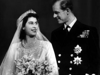 Съобщава се че Кралицата е била принудена да презаснеме сватбените