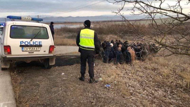 Задържаха нелегални мигранти между селата Езеро и Радево, съобщи бТВ.