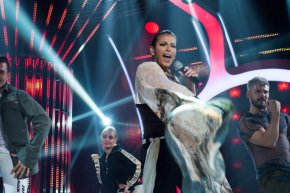  Тя избра да дебютира на сцената с хита на гръцката изпълнителка Елена Папаризу – My Number One