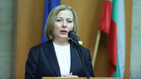  Министърът на правосъдието Надежда Йорданова пред журналисти в парламента 