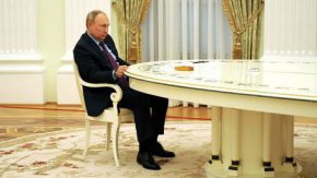 Руският президент Владимир Путин се среща с президента на Азербайджан Илхам Алиев (не се вижда) в Москва, Русия, 22 февруари 2022 г