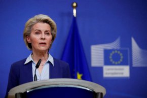 Председателят на Европейската комисия Урсула фон дер Лайен прави изявление след приключването на срещата на външните министри на ЕС относно кризата в Украйна в Брюксел, Белгия, 22 февруари 2022 г.