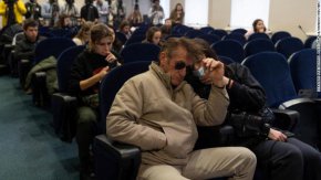 Шон Пен присъства на брифинг за пресата в президентската канцелария в Киев, Украйна, на 24 февруари. Според Variety той е в страната и снима документален филм.