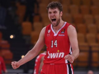 Българският баскетболист Александър Везенков вкара 16 точки за победата на