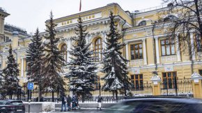 Централната банка също така заяви, че жителите на Русия ще трябва да обменят 80% от приходите, получени в чуждестранна валута, в рубли