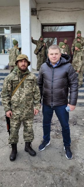 34-годишният боксьор с военна униформа и оръжие и позира редом до кмета на югозападния украински град Белгород Днестровски