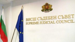 Съдебната система излъчва 11 членове на ВСС, другите 11 се избират от парламента с квалифицирано мнозинство от 2/3, т.е. с поне 160 гласа