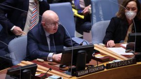 Руският пратеник Василий Небензя говори по време на заседанието на Съвета за сигурност на ООН в понеделник в Ню Йорк.