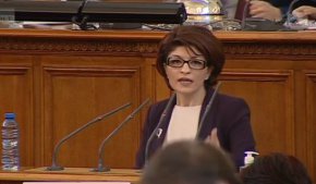  Деси Атанасова от ГЕРБ по време на дебатите в НС за оставката на военния министър.