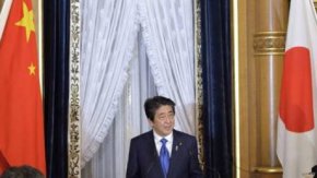 Шиндзо Абе, тогава министър-председател на Япония, е показан по време на държавна вечеря с китайски официални лица в Токио през май 2018 г.
