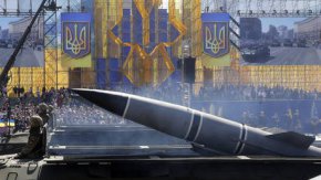 Украински пускови установки за балистични ракети се движат по време на военен парад по случай Деня на независимостта в Киев, Украйна.