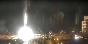 Кадри от камери за видеонаблюдение показват как ракета удари атомната електроцентрала в Запорожие по време на обстрел