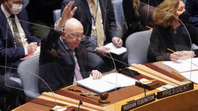 Посланикът на Русия в ООН Василий Небензя гласува в Съвета за сигурност на ООН