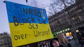 Преведи
Протестиращ призовава НАТО да наложи забранена за полети зона над Украйна по време на демонстрация в Париж, Франция, 26 февруари 2022 г.