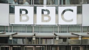 Логото на Би Би Си се вижда пред централата на обществената телевизия в Лондон, Великобритания.